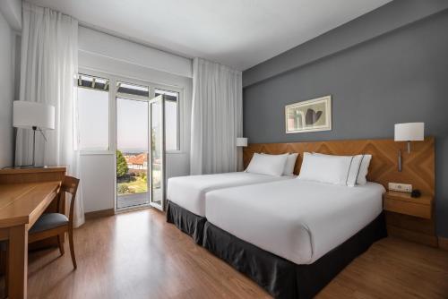Habitación Doble Deluxe con balcón - 1 o 2 camas del hotel Exe Peregrino. Foto 3