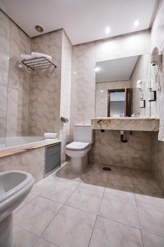 Habitación Triple Estándar del hotel Ciudad de Compostela. Foto 2