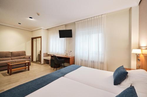 Habitación Triple Estándar del hotel Ciudad de Compostela. Foto 3