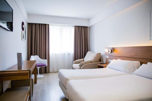 Habitación Doble con cama supletoria del hotel Gelmirez