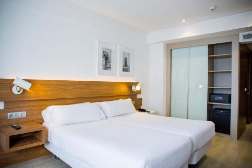 Habitación Doble con cama supletoria del hotel Gelmirez. Foto 3