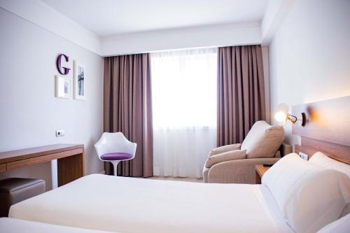 Habitación Doble con cama supletoria del hotel Gelmirez. Foto 4