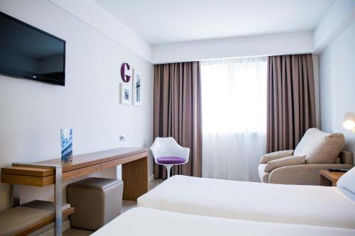 Habitación Doble con cama supletoria del hotel Gelmirez. Foto 5