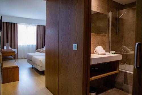 Habitación Doble con cama supletoria del hotel Gelmirez. Foto 6