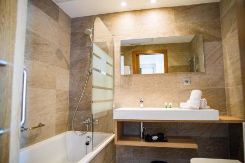 Habitación Triple del hotel Gelmirez. Foto 1