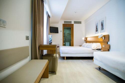 Habitación Triple del hotel Gelmirez. Foto 2