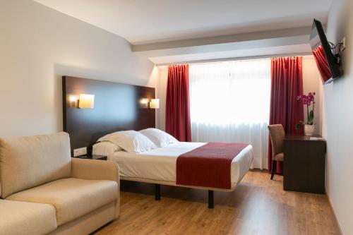 Habitación Familiar del hotel Santiago Apostol. Foto 1