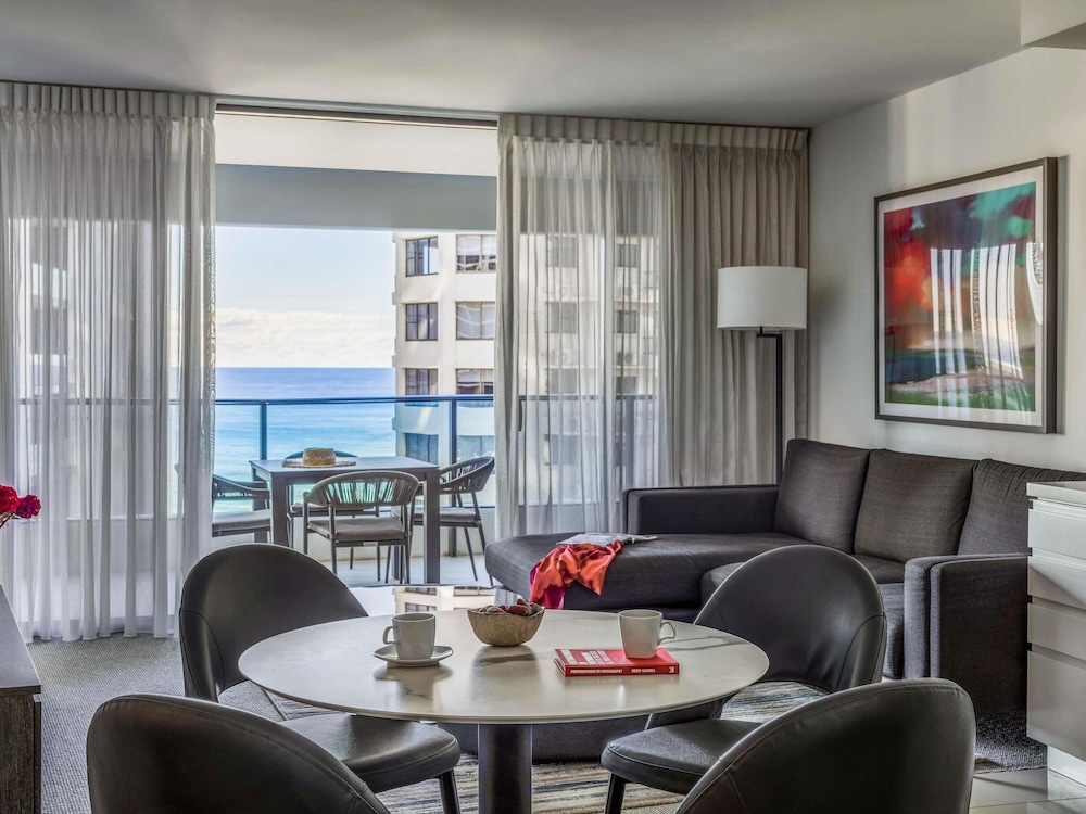Suite de 1 dormitorio con vistas al océano del hotel Peppers Broadbeach. Foto 3