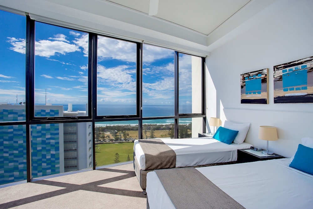 2 dormitorios con vistas al océano del hotel Mantra Sierra Grand. Foto 3