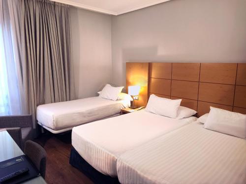 Habitación Doble Estándar con cama supletoria del hotel Silken Ciudad De Vitoria. Foto 6
