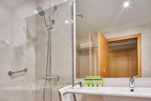 Habitación Doble Confort con cama supletoria del hotel Silken Ciudad De Vitoria. Foto 3