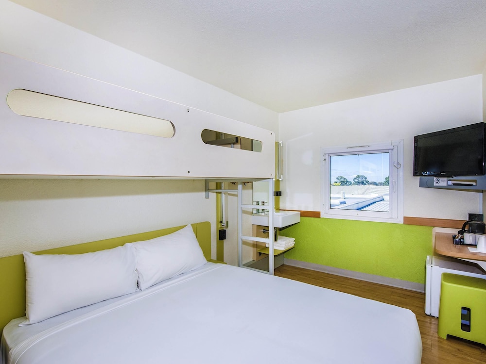Habitación estándar con 1 cama queen size y 1 litera individual del hotel Ibis Budget Fawkner