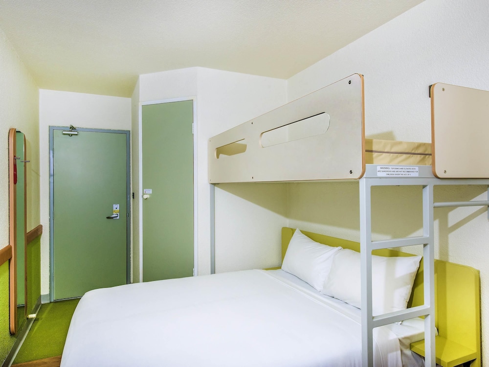 Habitación estándar con 1 cama queen size y 1 litera individual del hotel Ibis Budget Fawkner. Foto 1