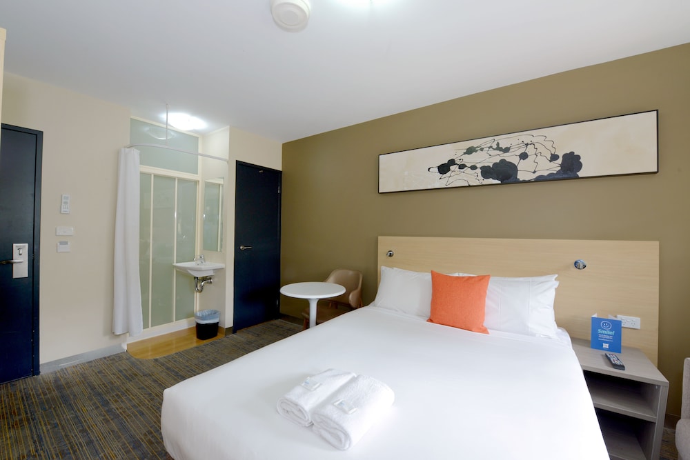 Habitación Estándar con cama Queen del hotel Ibis Budget Melbourne Cbd. Foto 4