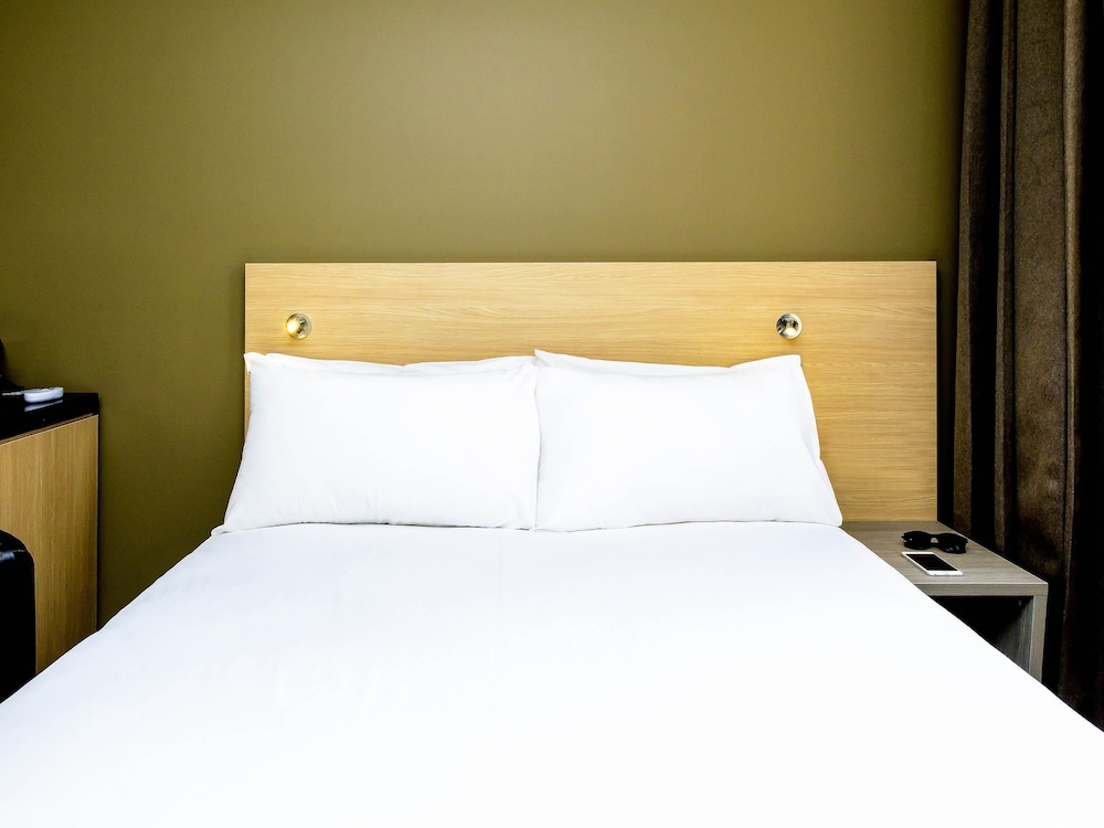 Habitación Estándar con cama Queen del hotel Ibis Budget Melbourne Cbd. Foto 8