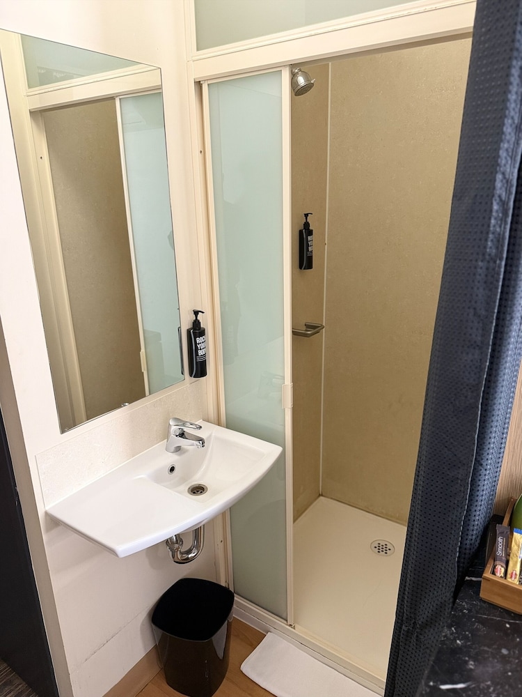 Habitación Estándar con cama Queen del hotel Ibis Budget Melbourne Cbd. Foto 10