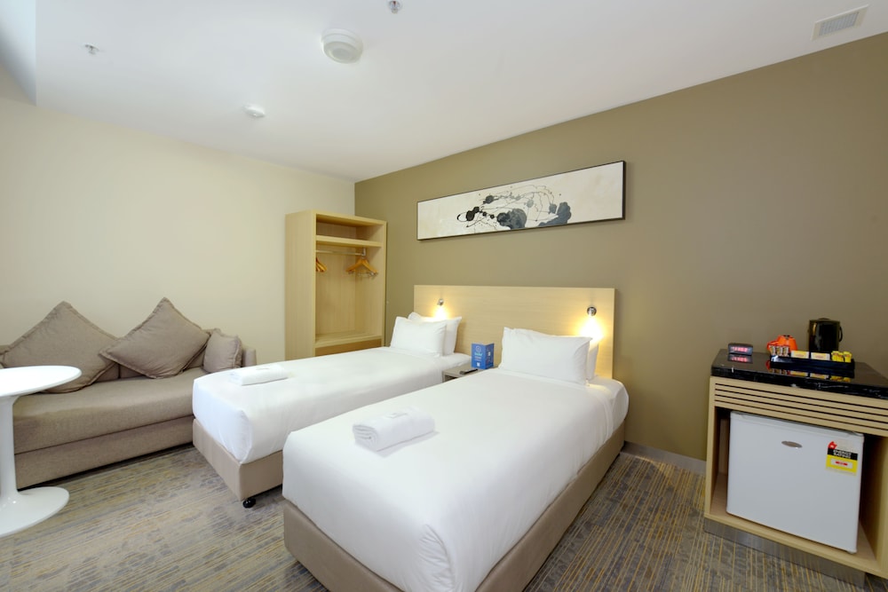 Habitación estándar con dos camas individuales del hotel Ibis Budget Melbourne Cbd. Foto 3