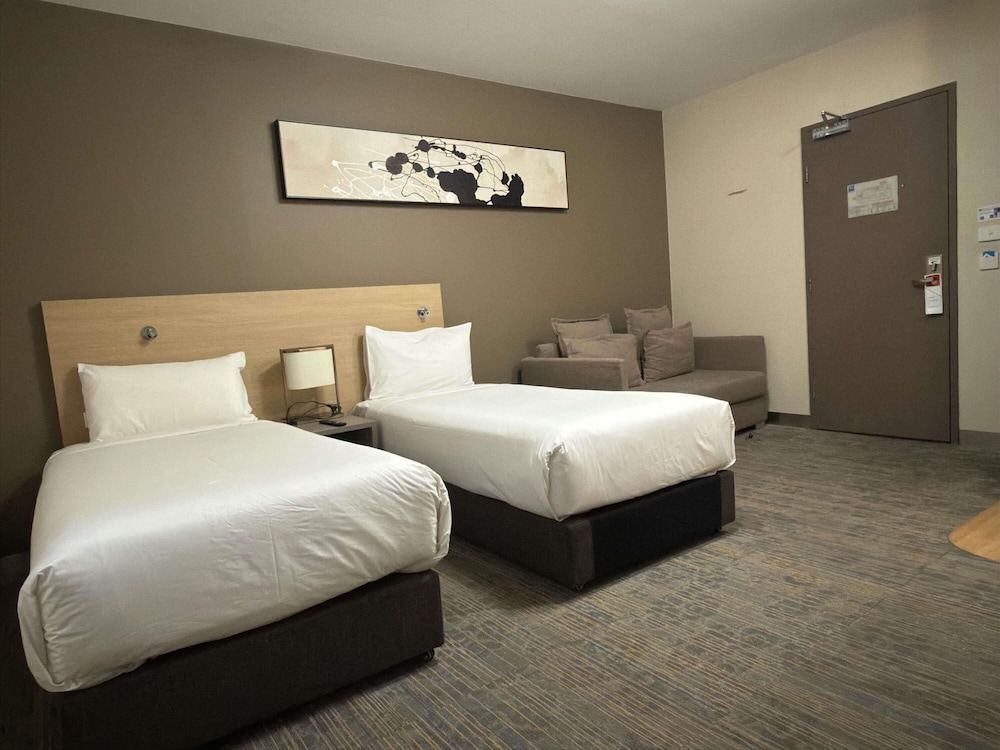 Habitación estándar con dos camas individuales del hotel Ibis Budget Melbourne Cbd. Foto 4