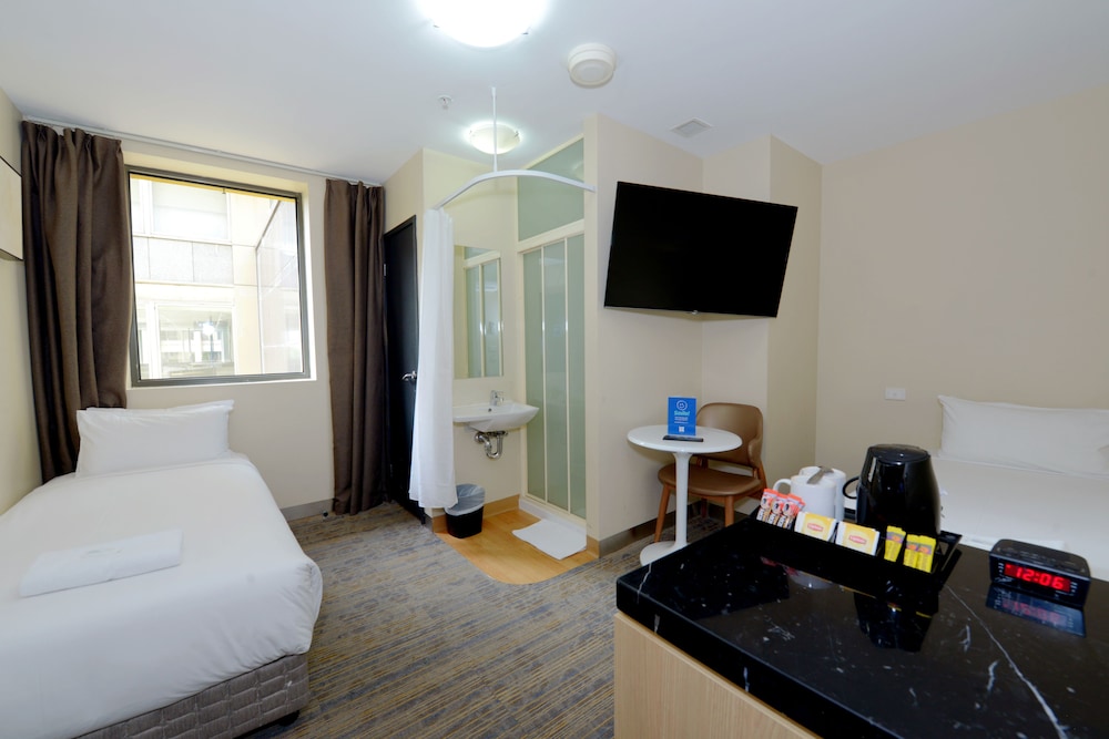 Habitación estándar con dos camas individuales del hotel Ibis Budget Melbourne Cbd. Foto 6