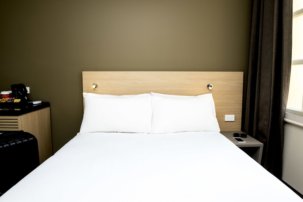Habitación Superior con cama queen del hotel Ibis Budget Melbourne Cbd. Foto 2