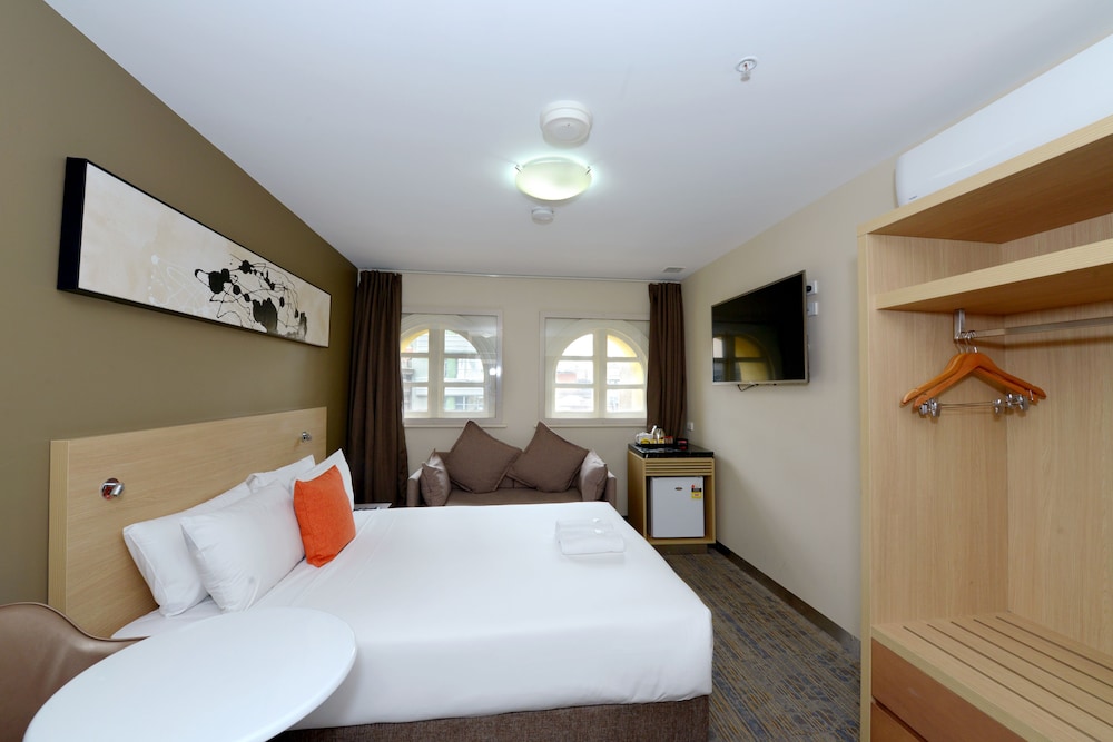 Habitación Superior con cama queen del hotel Ibis Budget Melbourne Cbd. Foto 4