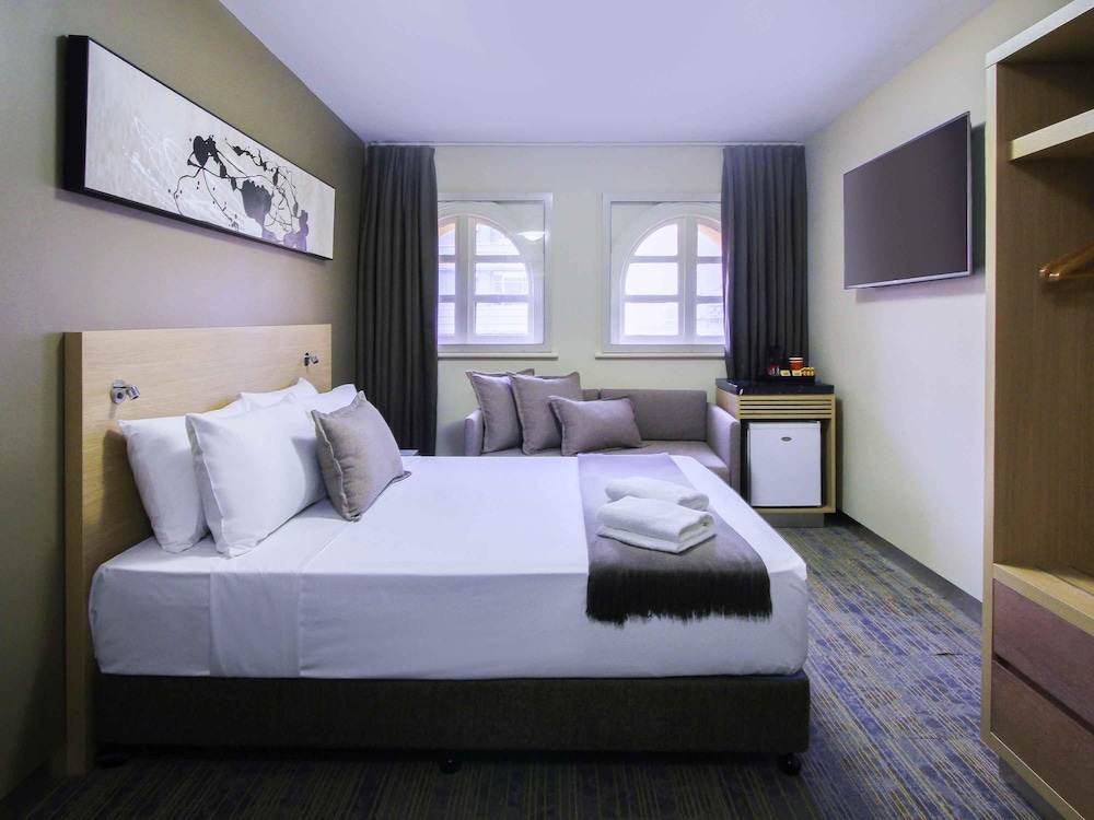 Habitación Superior con cama queen del hotel Ibis Budget Melbourne Cbd. Foto 5