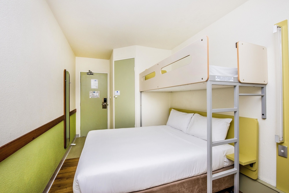 Habitación Estándar con 1 Cama Queen y 1 Cama Individual Superior del hotel Ibis Budget Newcastle. Foto 1
