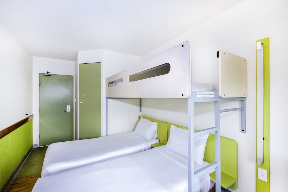 Habitación Estándar con 2 Camas Individuales y 1 Cama Individual Superior del hotel Ibis Budget Newcastle. Foto 1