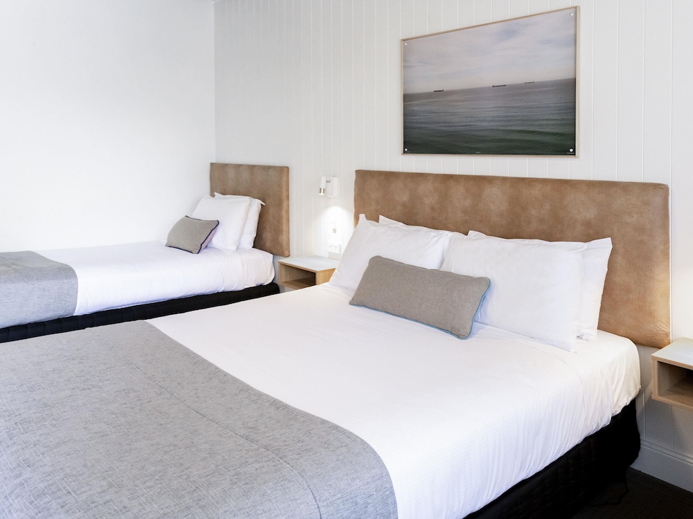 Habitación Estándar Twin 1 Cama Queen y 1 Cama Individual del hotel Mercure Charlestown. Foto 4