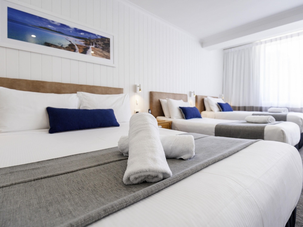 Habitación Estándar 1 Cama Queen y 2 Camas Individuales del hotel Mercure Charlestown. Foto 5