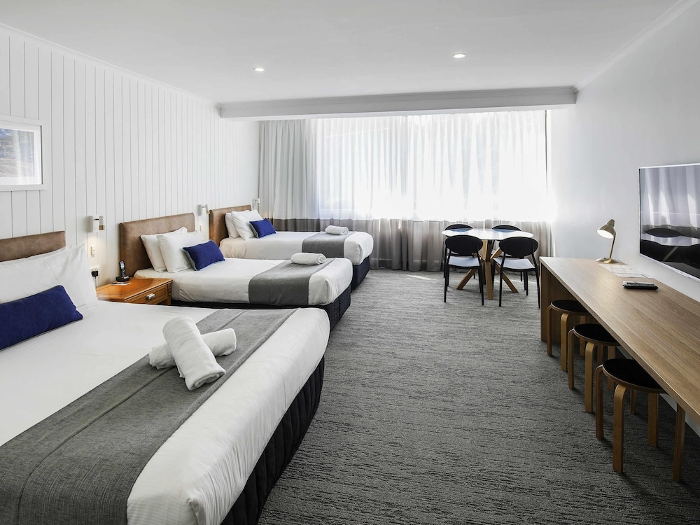 Habitación Estándar 1 Cama Queen y 2 Camas Individuales del hotel Mercure Charlestown. Foto 6