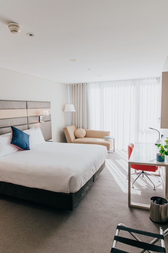 Habitación Superior con 1 Cama King del hotel Novotel Newcastle Beach. Foto 1