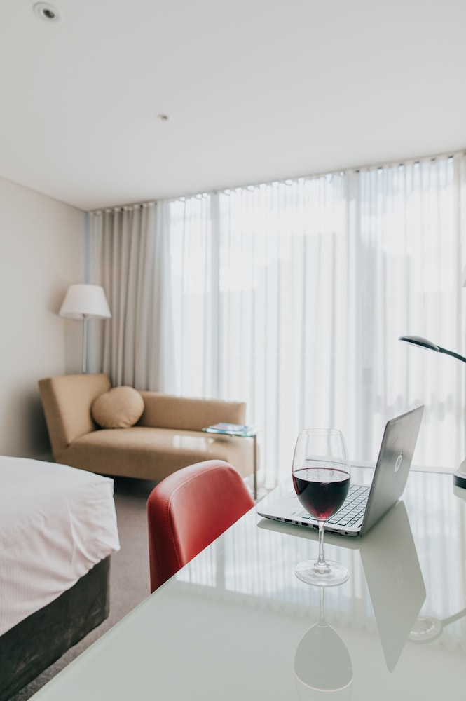 Habitación Superior con 1 Cama King del hotel Novotel Newcastle Beach. Foto 5