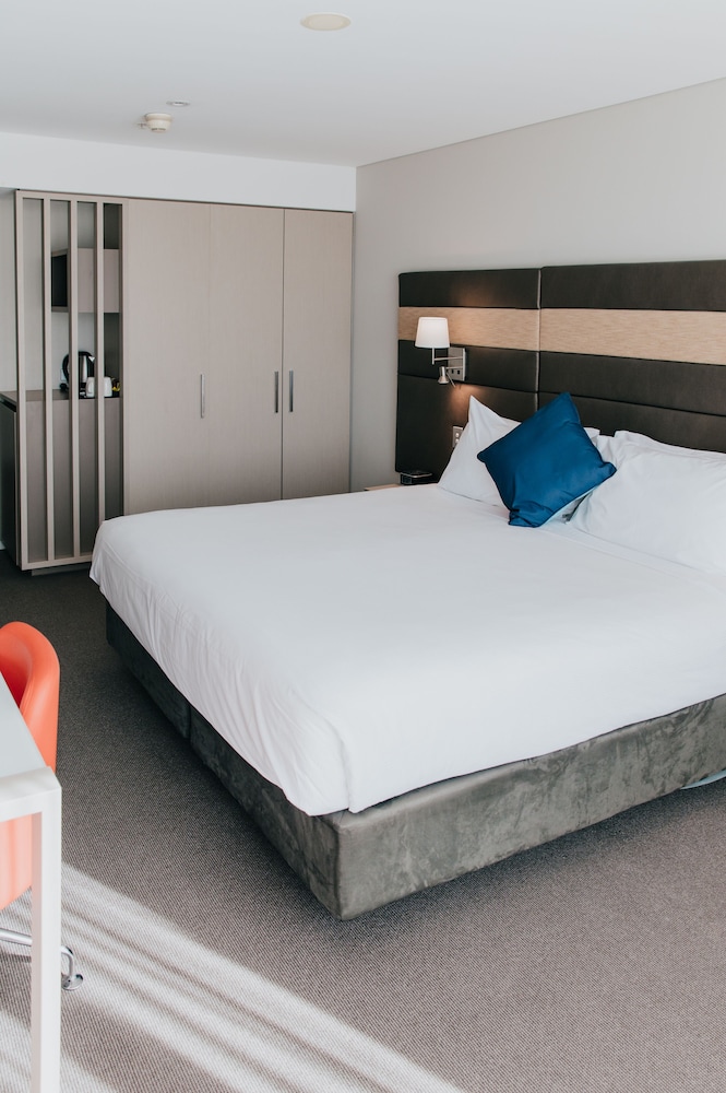 Habitación Superior con Vista al Puerto, 1 Cama King del hotel Novotel Newcastle Beach. Foto 1