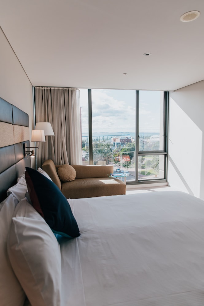 Habitación Superior con Vista al Puerto, 1 Cama King del hotel Novotel Newcastle Beach. Foto 5