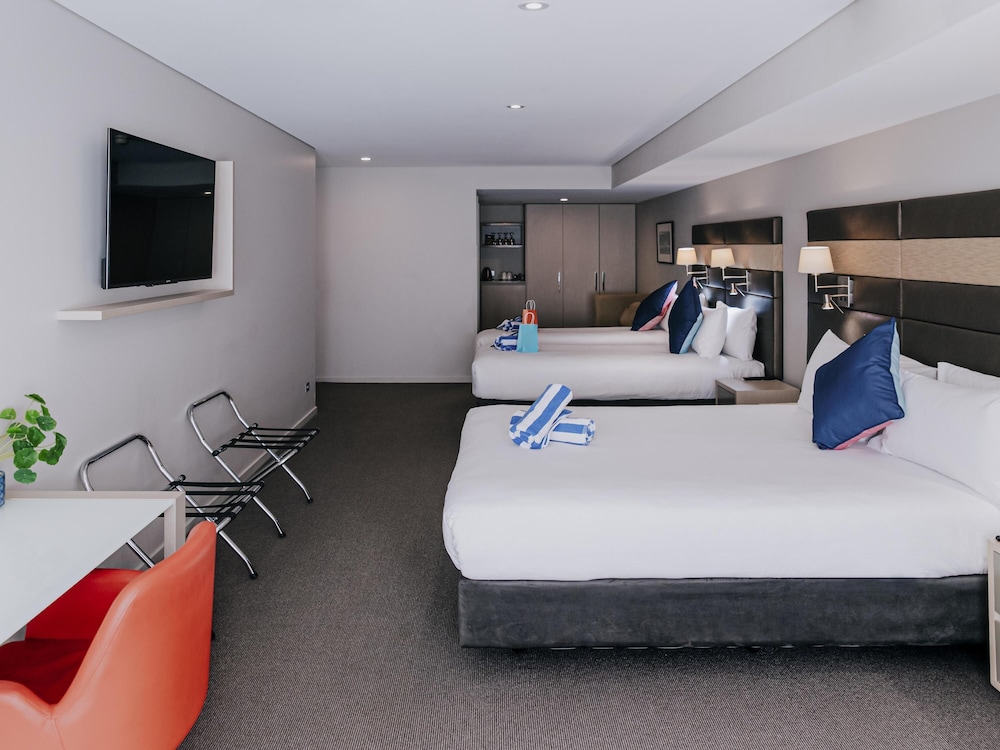 Habitación Familiar Superior con Baño, 1 Cama Queen y 2 Camas Individuales del hotel Novotel Newcastle Beach