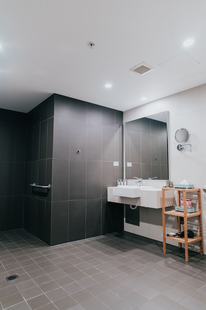 Habitación Familiar Superior con Baño, 1 Cama Queen y 2 Camas Individuales del hotel Novotel Newcastle Beach. Foto 15