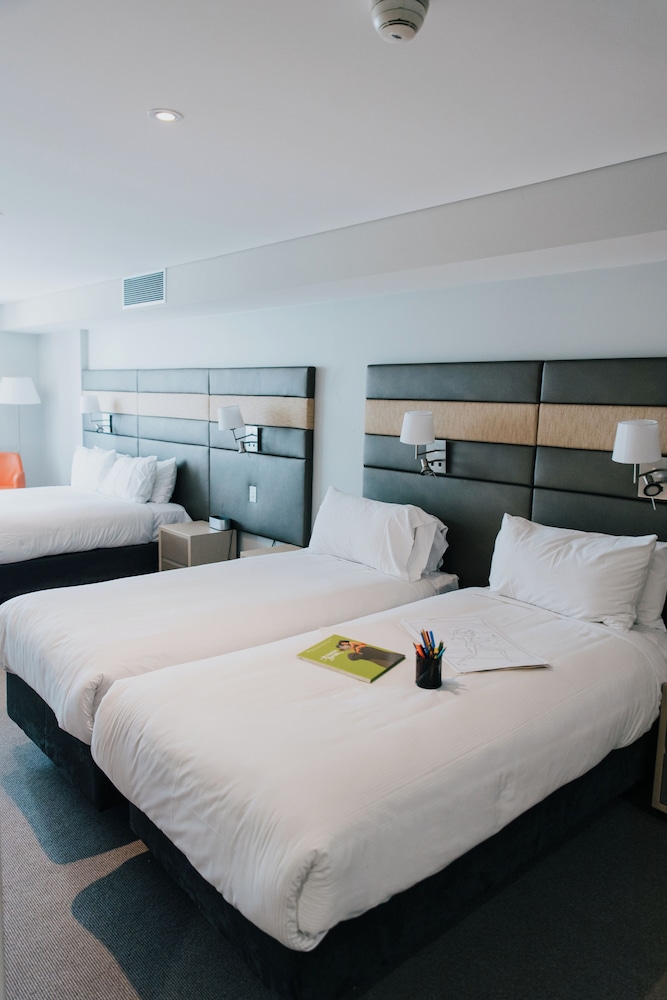Habitación Familiar Superior Accesible, 1 Cama Queen y 2 Camas Individuales del hotel Novotel Newcastle Beach. Foto 4