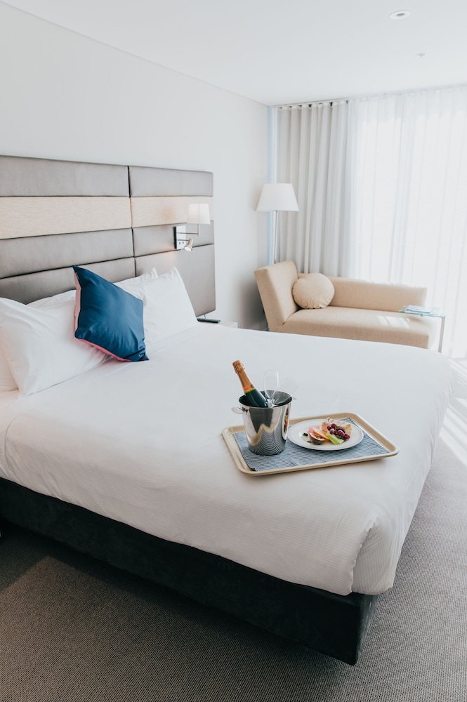 Habitación Superior con 1 Cama King del hotel Novotel Newcastle Beach. Foto 6