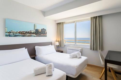 Habitación Familiar con vistas al mar del hotel Alicante Gran Sol, Affiliated by Meliá. Foto 2