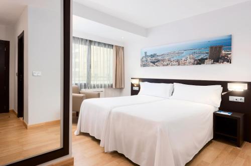 Habitación Doble Estándar del hotel Alicante Gran Sol, Affiliated by Meliá