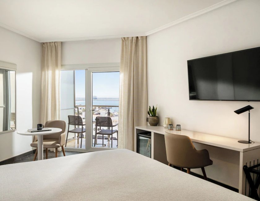 The INNSiDE Room vista al puerto del hotel INNSiDE Alicante Porta Maris