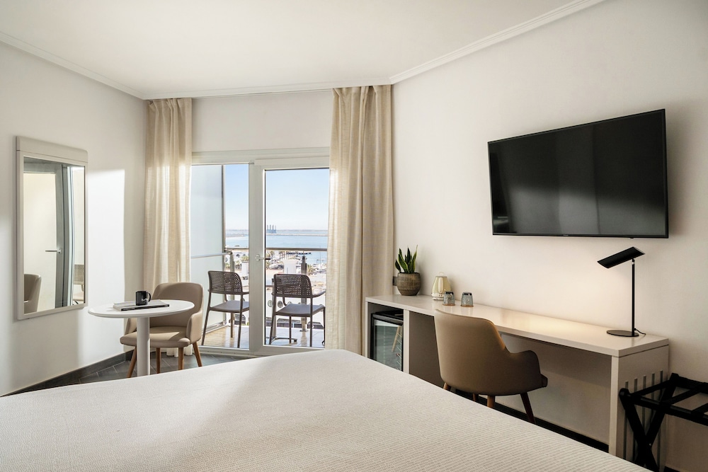 The INNSiDE Room vista al puerto del hotel INNSiDE Alicante Porta Maris