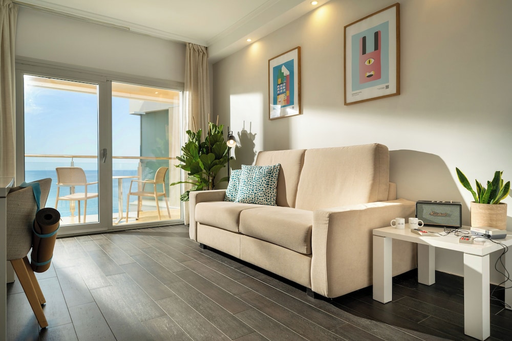 The Townhouse vista mar del hotel INNSiDE Alicante Porta Maris