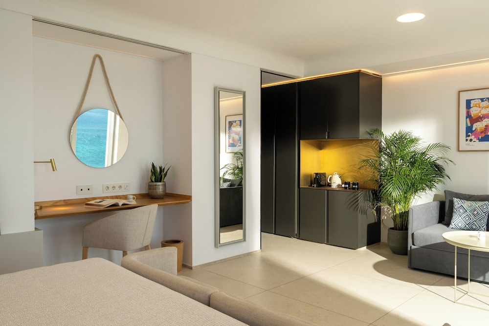 The Studio vista mar del hotel INNSiDE Alicante Porta Maris. Foto 1