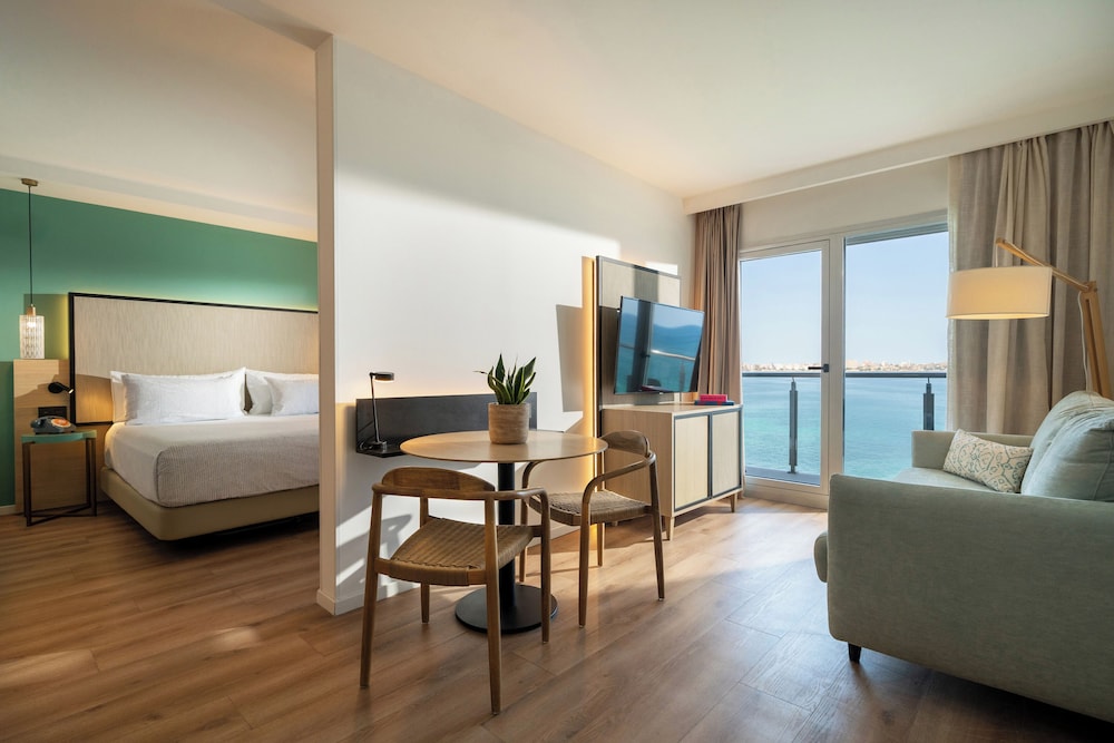 The Loft Connecting Room vista mar del hotel INNSiDE Alicante Porta Maris