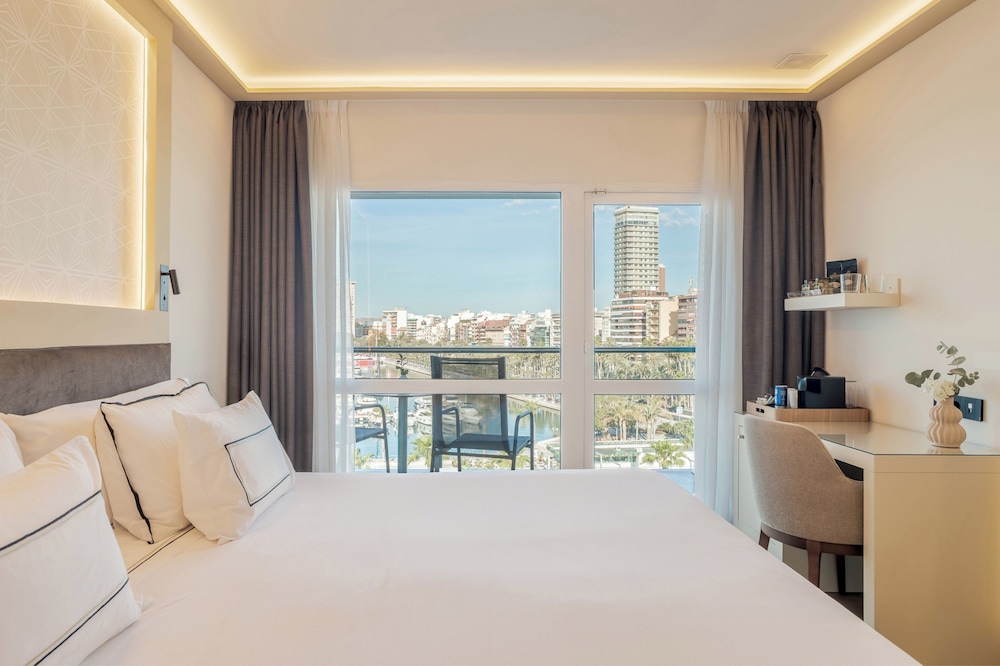 Premium The Level Vista puerto del hotel Melia Alicante. Foto 3