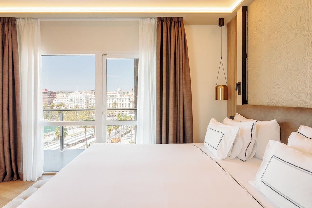Junior Suite Premium The Level Vista puerto del hotel Melia Alicante