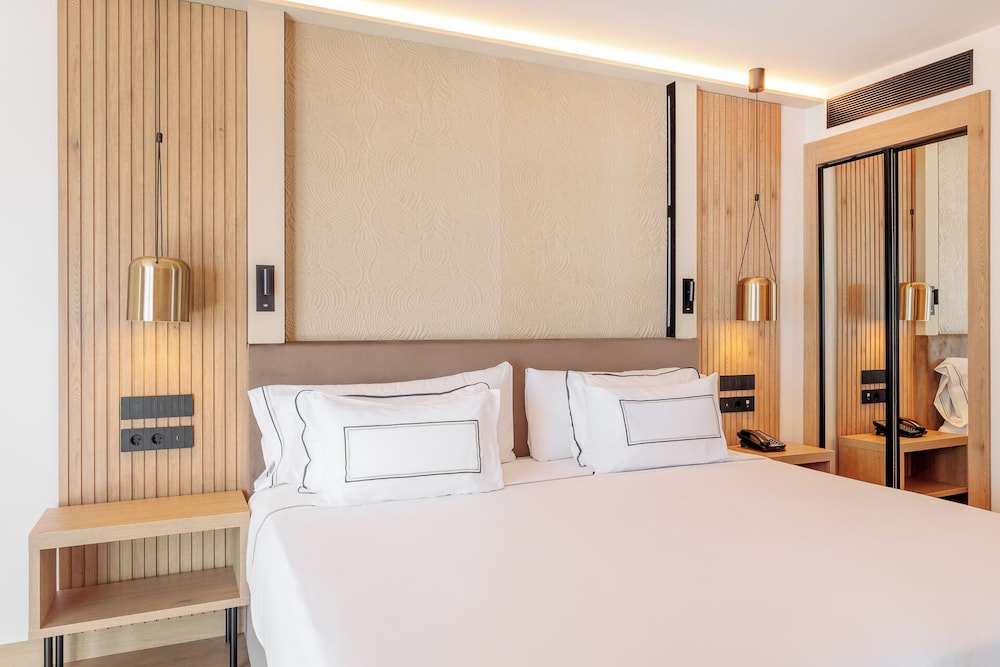 Junior Suite Premium The Level Vista puerto del hotel Melia Alicante. Foto 1
