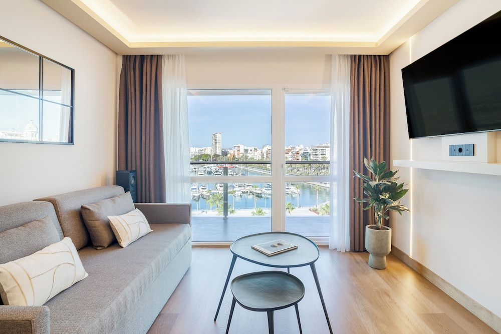 Junior Suite Premium The Level Vista puerto del hotel Melia Alicante. Foto 3